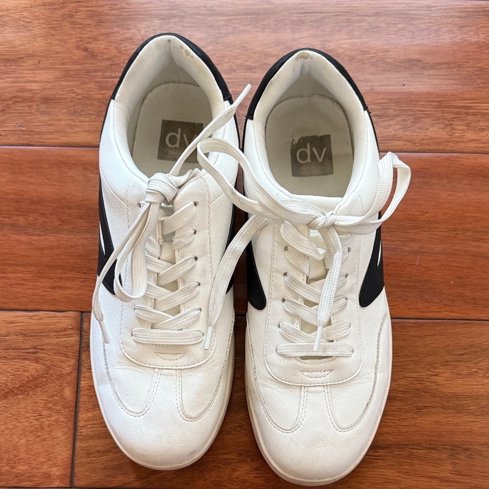 DV by Dolce Vita Classic White and Black Sneakers Size 10